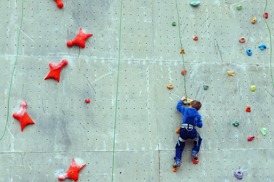 niño, muro de escalada, empoderamiento, límites, paternidad