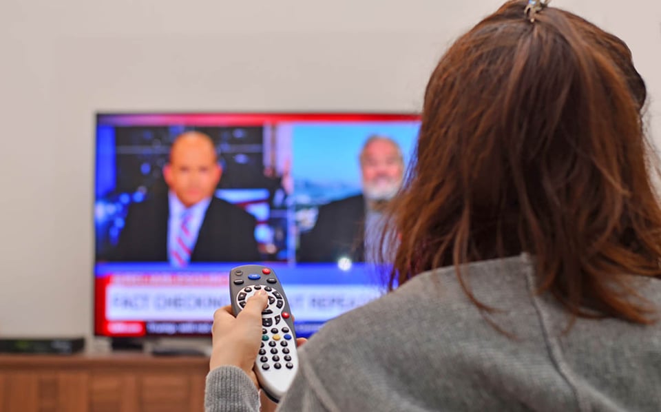 mujer, viendo noticias, televisión, hogar, anuncios