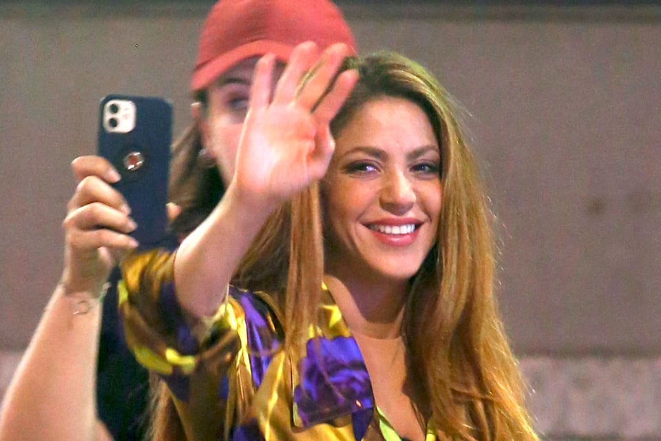 Shakira's fortune, Skinny Dipped, Fisher Price, Pies Descalzos, MundoNOW