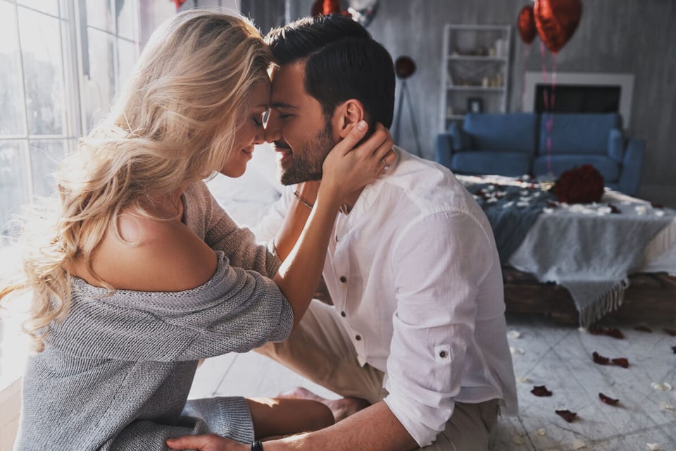 Pareja contenta, Cita, Abrazo, MundoNow, Podcast