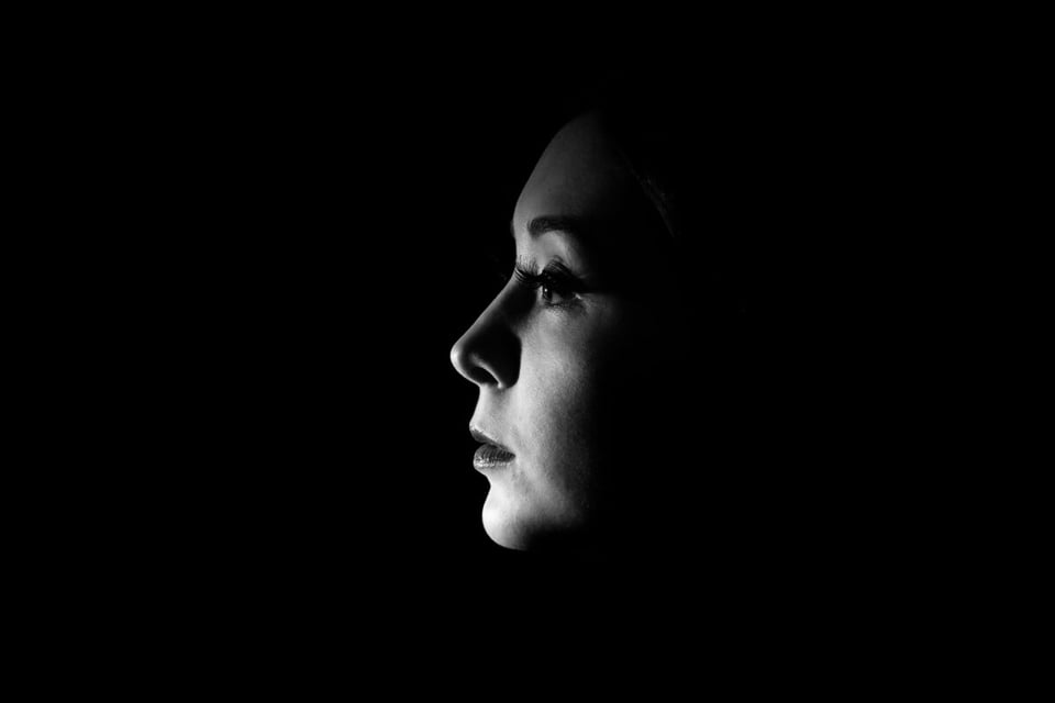 Mujer, Blanco y negro, Seriedad, MundoNow, Podcast