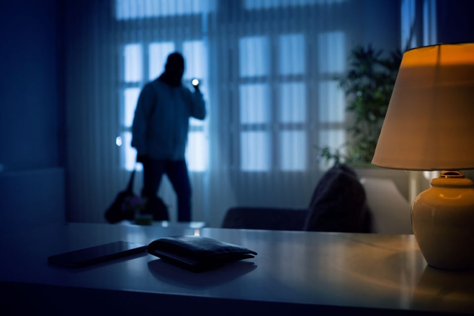 Thief, Police and neighbors, Belongings, MundoNow, Podcast