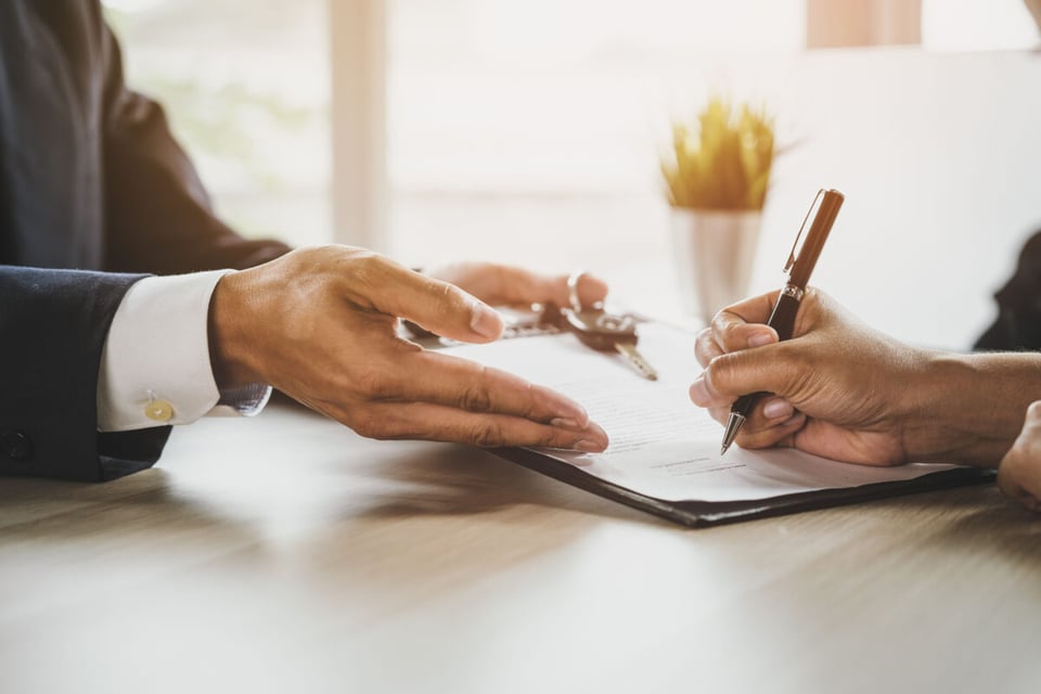 Firma de documentos, Banco, Acuerdo, MundoNow, Hipoteca