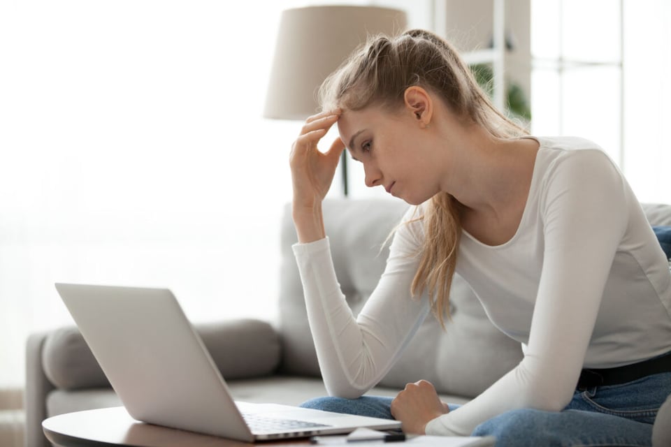 Recuperar archivos, Mujer, Preocupada, MundoNow, Computadoras