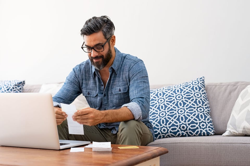 Man counting, Bills, Computer, MundoNow, Home