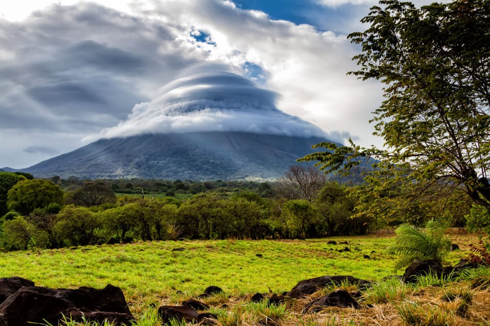 Volcán, Nubes, Selva, MundoNow, Podcast