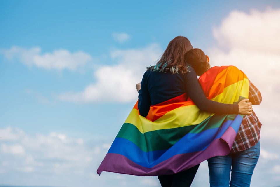 Pareja con bandera gay