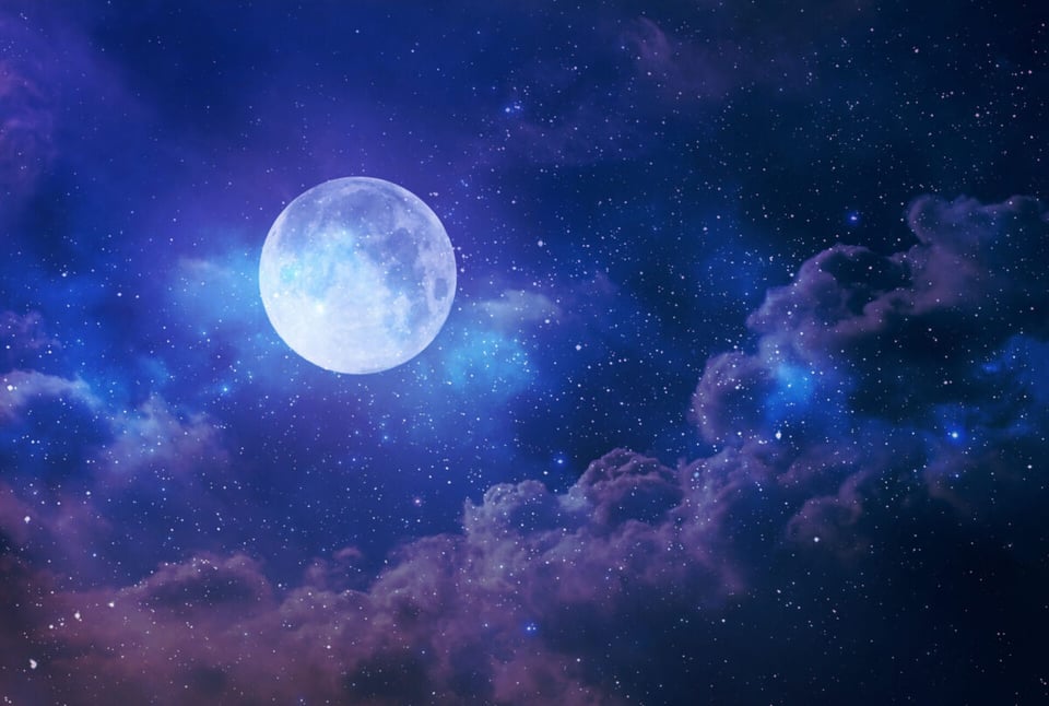 Luna en el cielo estrellado