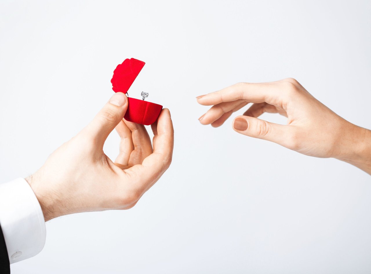 Sin Broncas con La Bronca: Is There a Right Time to Receive an Engagement Ring?