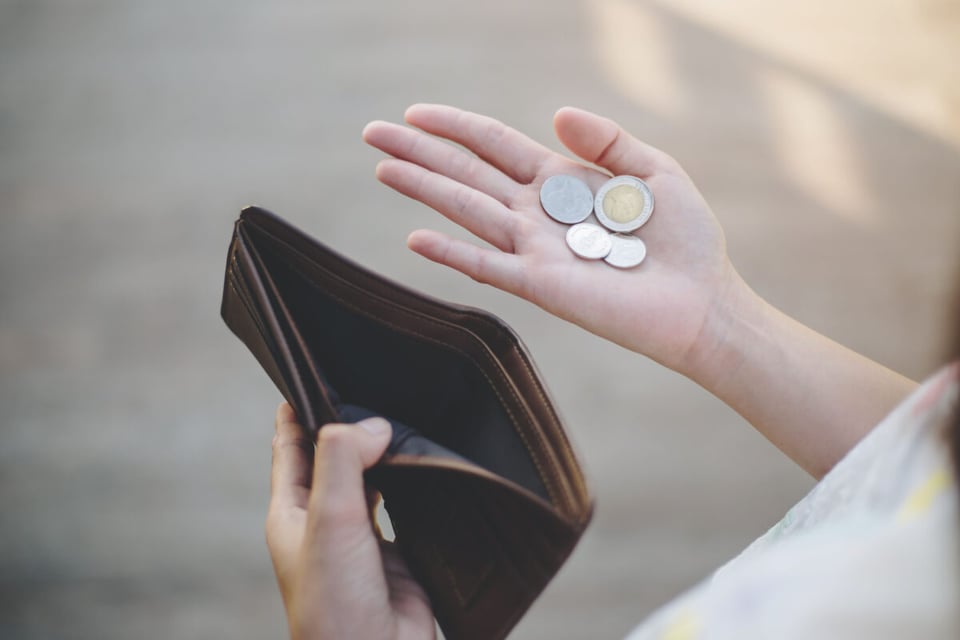 Empty wallet, Coins, Hands, MundoNow, Podcast