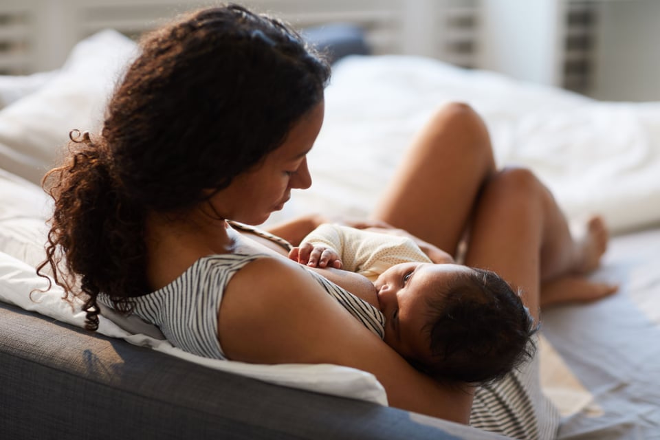 Mujer latina dando pecho a su pequeño