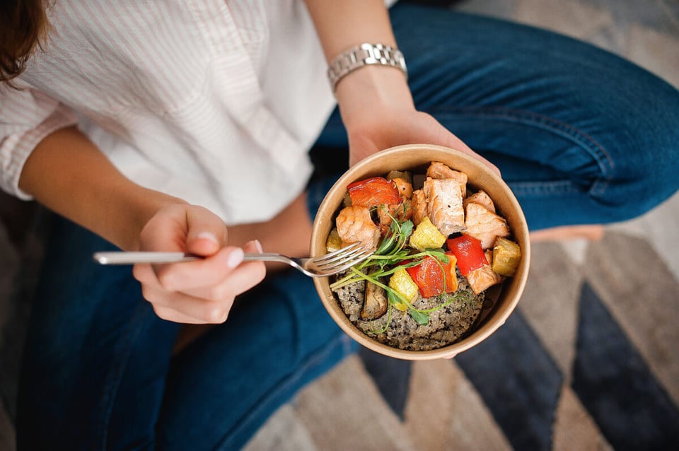 Comida saludable, Plato de comida sana, Mujer, MundoNow, Podcast