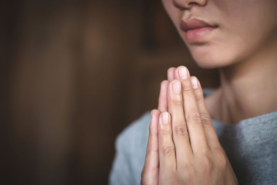 Manos juntas, Respiración, Oración, MundoNow, Podcast