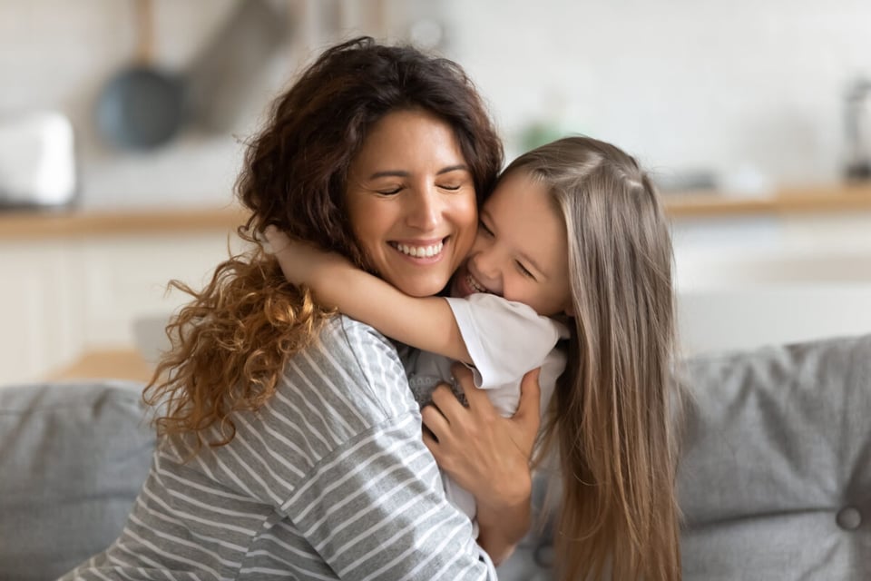 Madre e hija abrazándose, Cariño, MundoNow, Podcast, Alegría