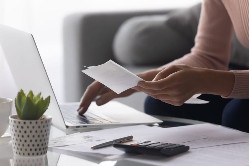 Paying bills, Accounts, Calculator, Computer, MundoNow