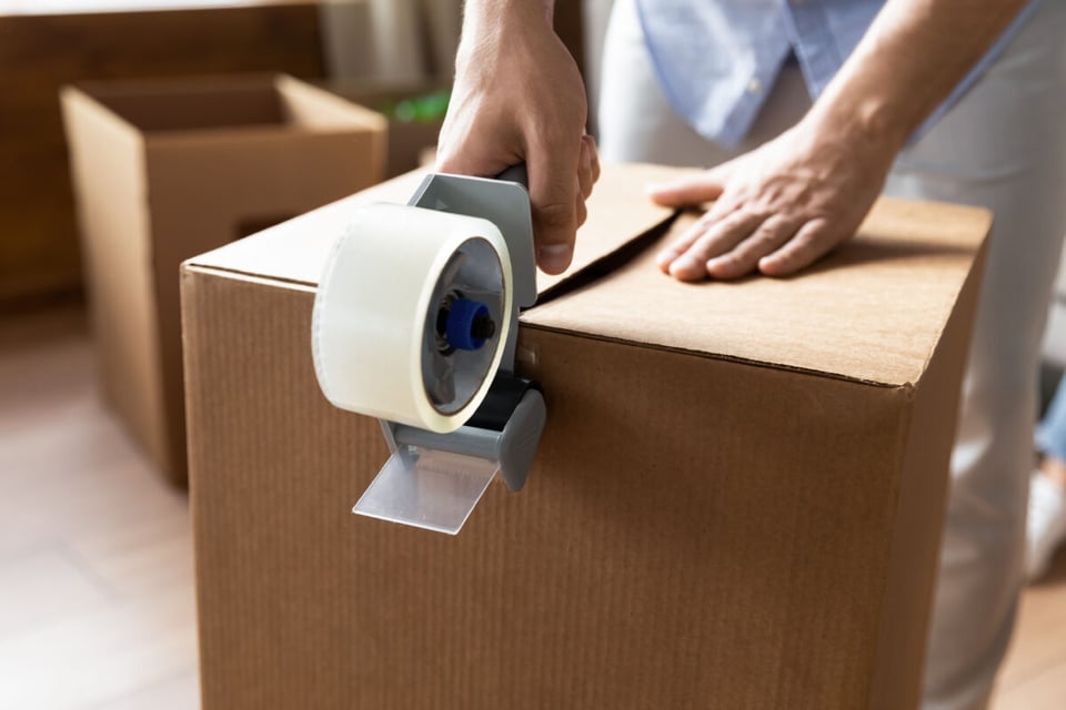 Moving, Cardboard boxes, Sealing, MundoNow, Hands