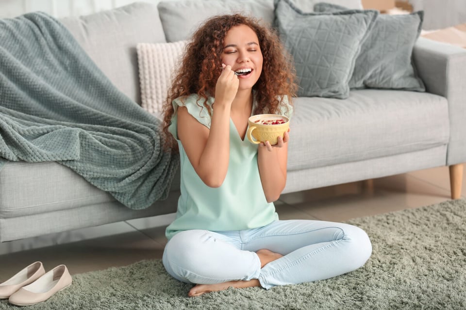 Mujer comiendo, Energía, Descanso, MundoNow, Podcast