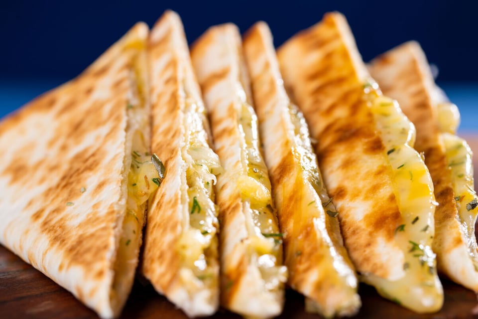 Quesadillas con queso derretido