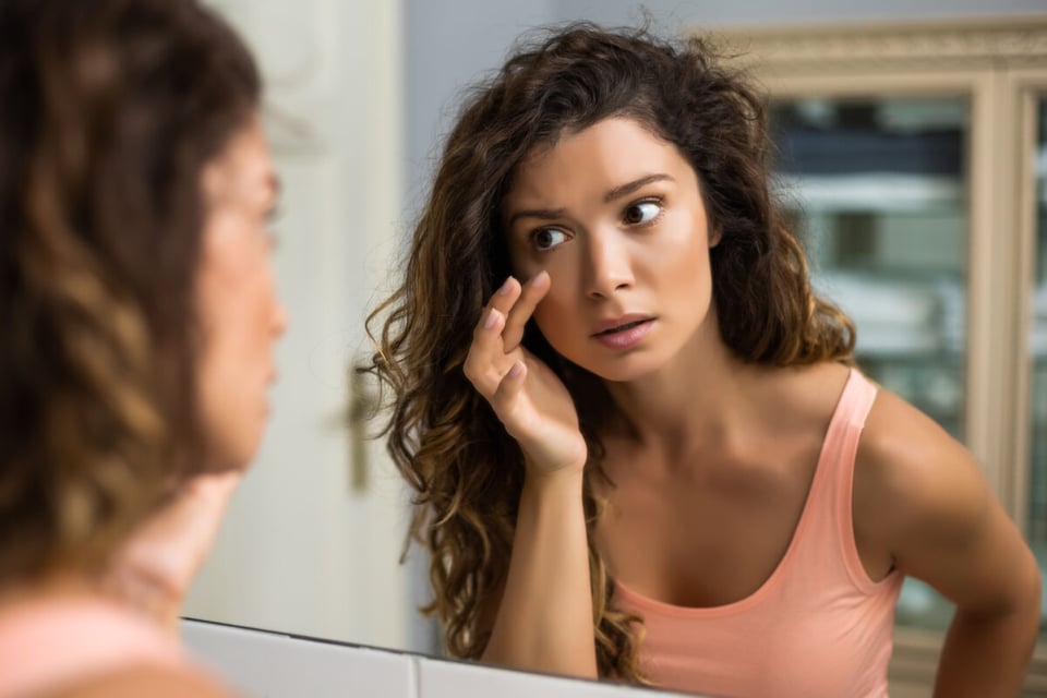 Girl looking mirror, Age, Youth, MundoNow, Podcast