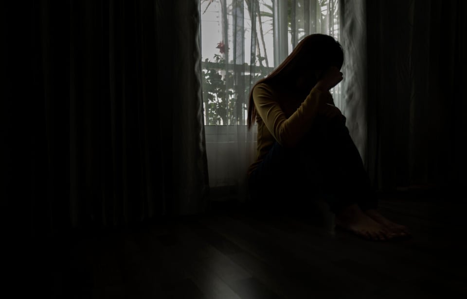Mujer triste en la oscuridad