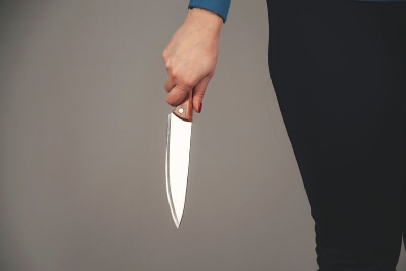 Mano de mujer asesina con un cuchillo