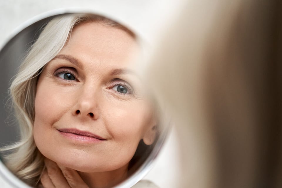 Mirror, Aging, Older woman, MundoNow, Podcast