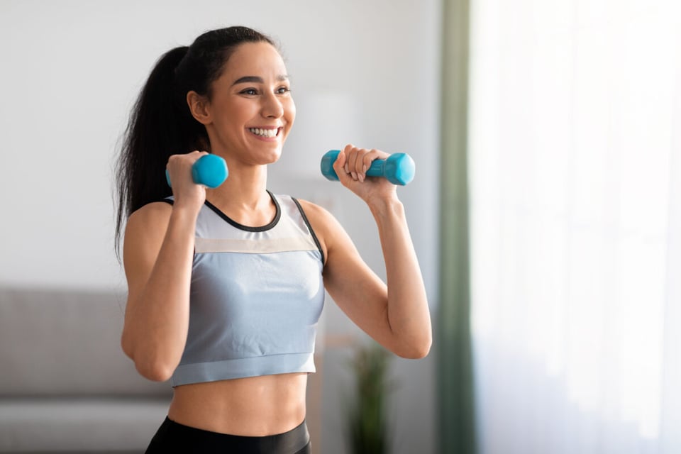 Woman exercising, Lose fat, Small weights, MundoNow, Podcast