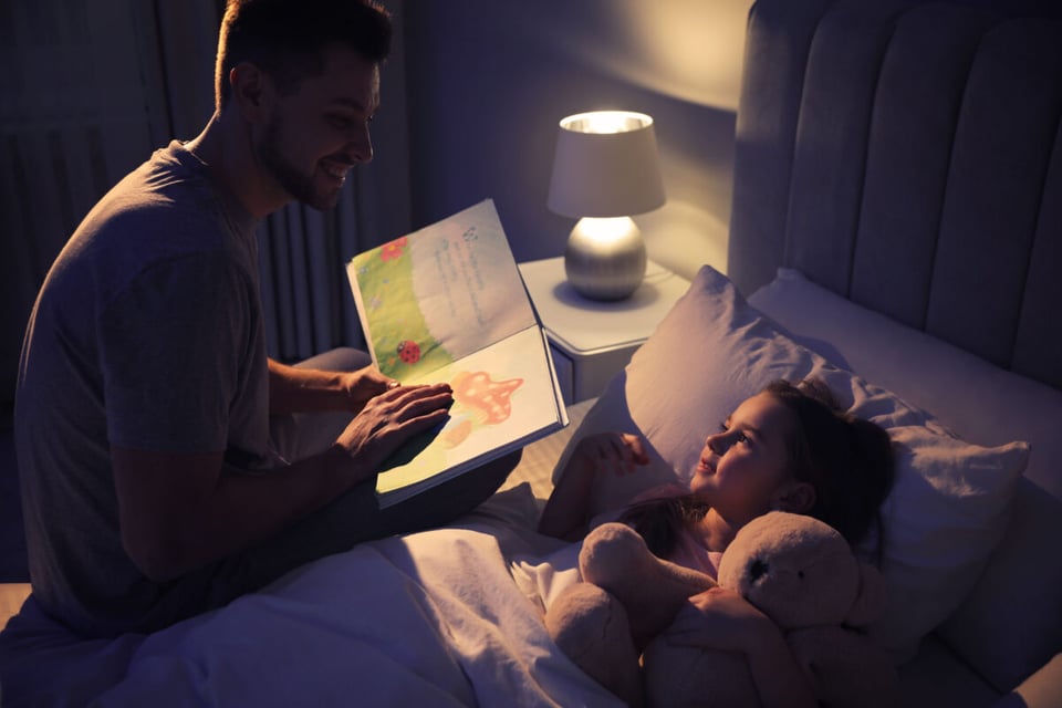 Dad reading book, Reading, Bed, MundoNow, Children
