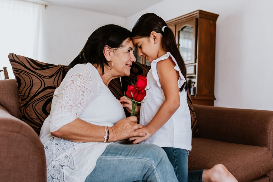 Multigenerational housing, Generations, Grandmother, Granddaughter, MundoNow