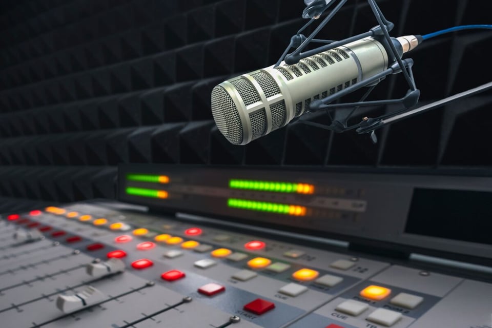 Estudio de radio, Consola, Micrófono, MundoNow, Podcast