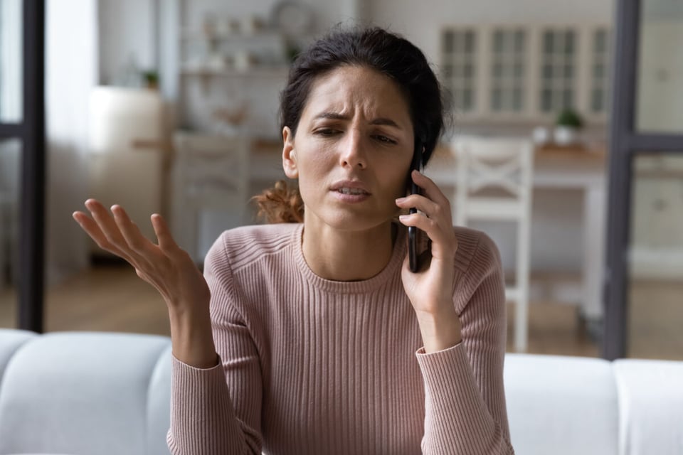 Woman on the phone, Toxic, Emotions, MundoNow, Podcast