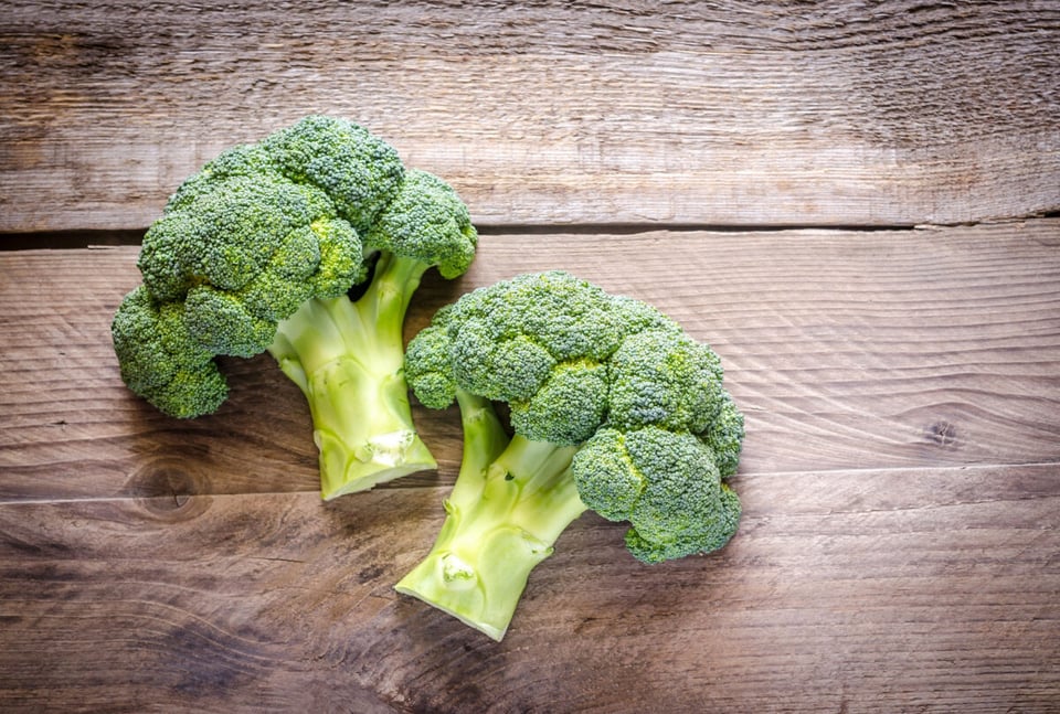 Brócoli, Alimentación, Mesa de madera, MundoNow, Podcast