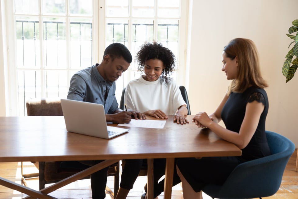 Advisor, Man, Home, Income, MundoNow