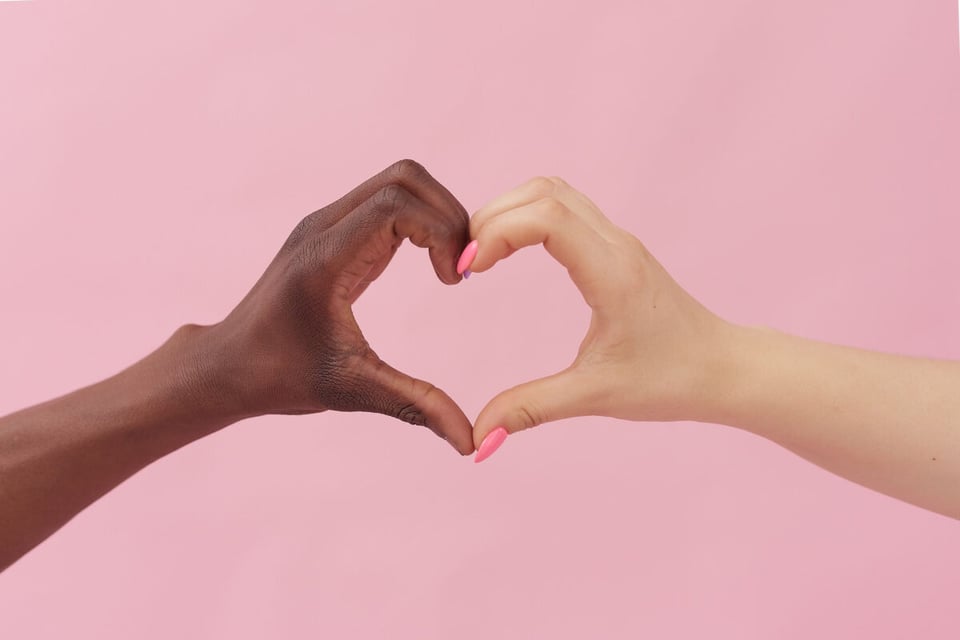 Relación, Manos unidas, Cariño, MundoNow, Podcast