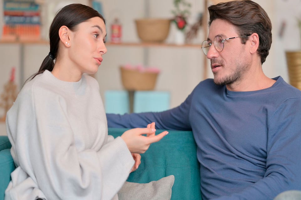 Your partner's family, Debate, Woman, MundoNow, Podcast