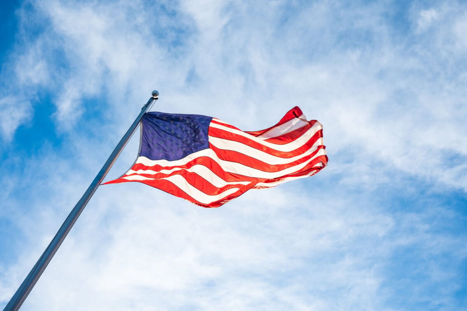 Bandera de Estados Unidos, Cielo, Ayuda, MundoNow, Podcast