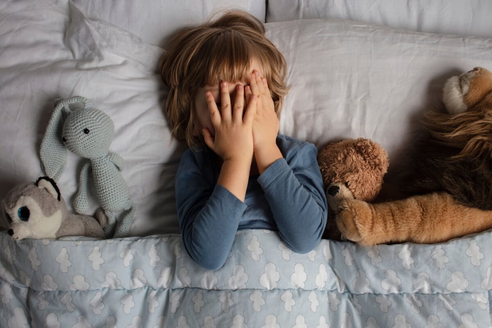 Niño en cama, Miedo, Animales de peluche, MundoNow, Podcast