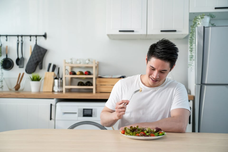 Hombre comiendo, Plato de comida, Cocina, MundoNow, Podcast
