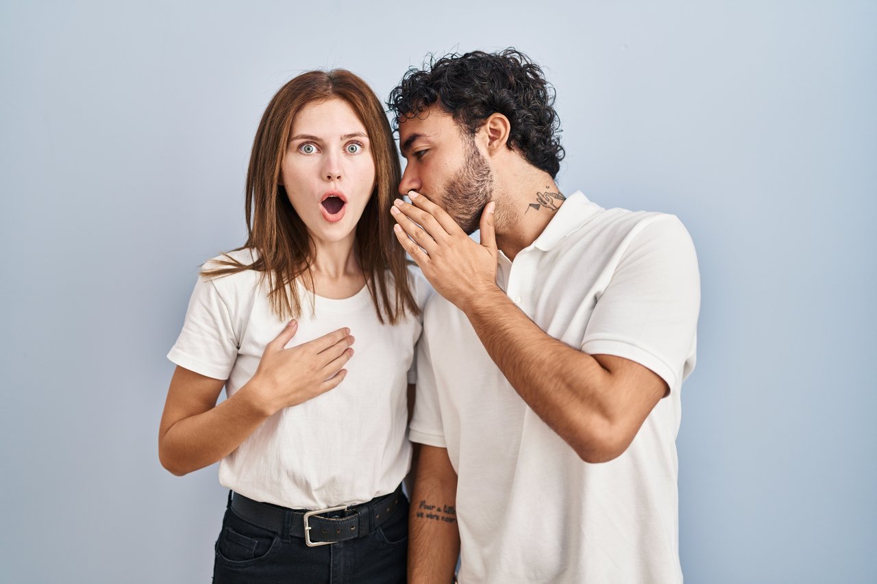 Efectos del chisme, Hombre y mujer platicando, Sorprendidos, MundoNow, Podcast