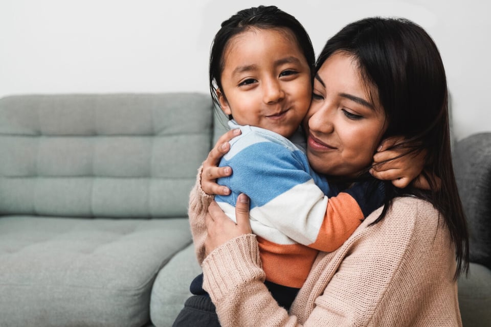 Madre e hijo, Sala, Alegría, MundoNow, Podcast