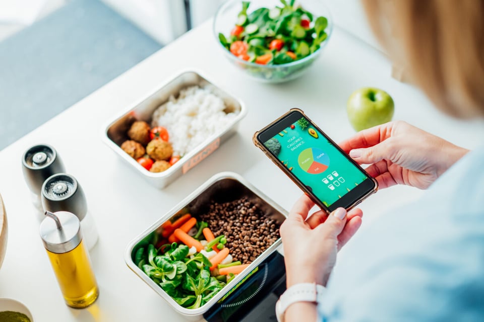 Cell phone counting calories, Woman at breakfast, Nutritious food, MundoNow