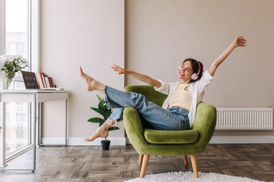 Woman, Living Room, Cheerful, MundoNow, Podcast