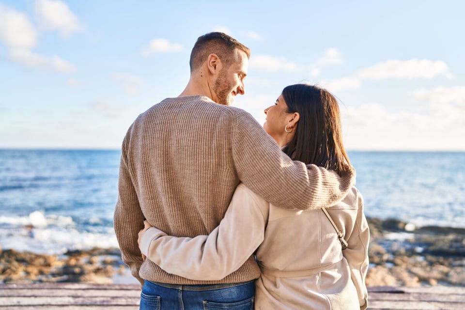 Happy couple, Sea, Hug, MundoNow, Podcast