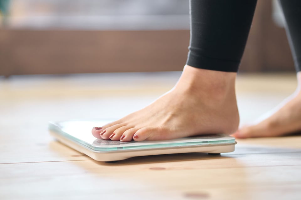 Gain weight, Scale, Human feet, MundoNow, Podcast