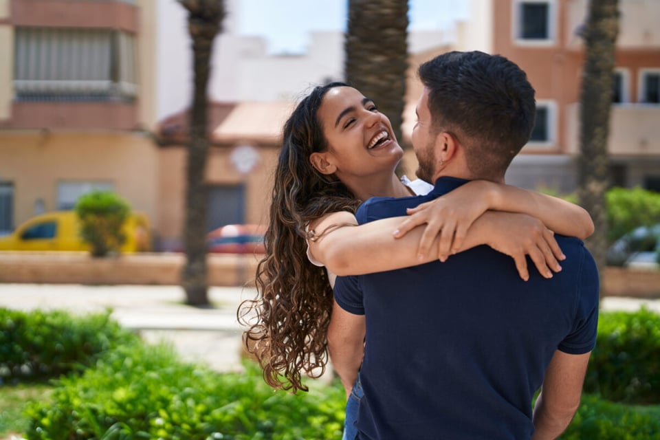 Happy couple, How to make him miss you, Relationships, MundoNow, Podcast