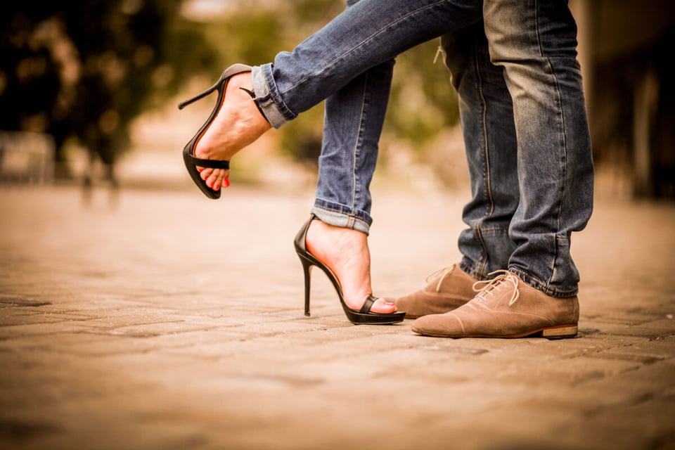Feet of a couple kissing, Heels, Relationship, MundoNow, Podcast