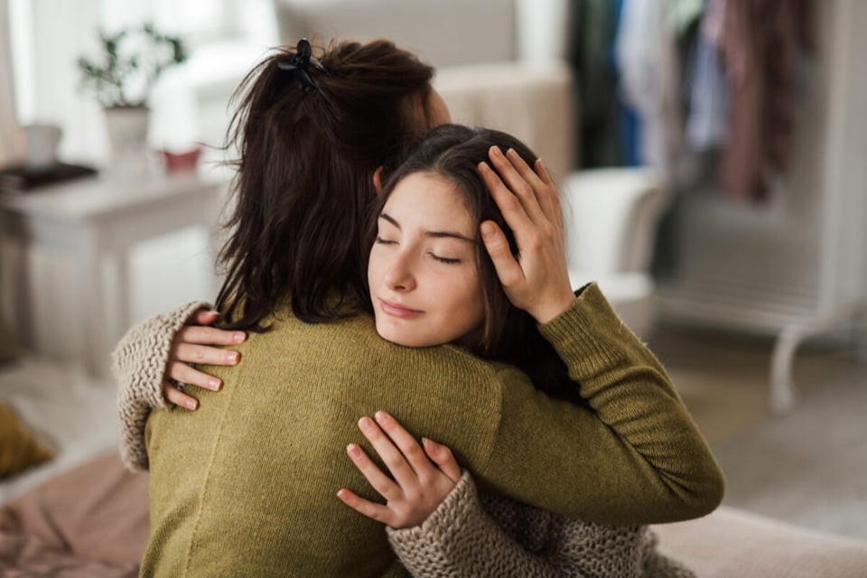 Madre, Abrazo, Ayuda, MundoNow, Podcast