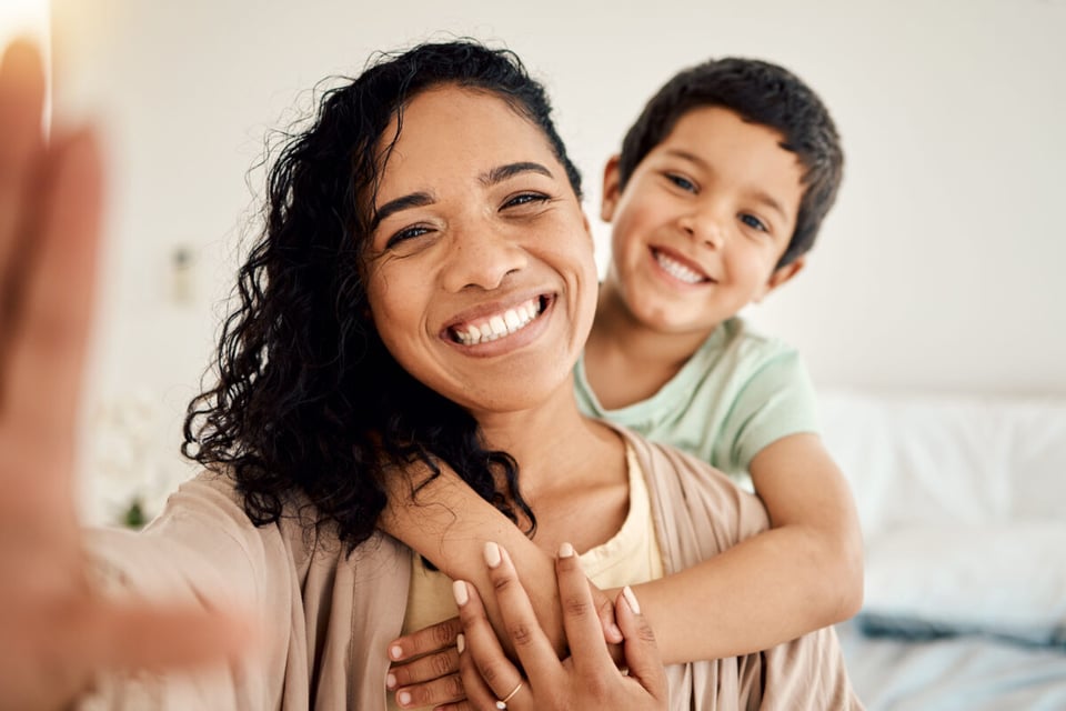 Mamá, Hijo, Abrazo, MundoNow, Podcast