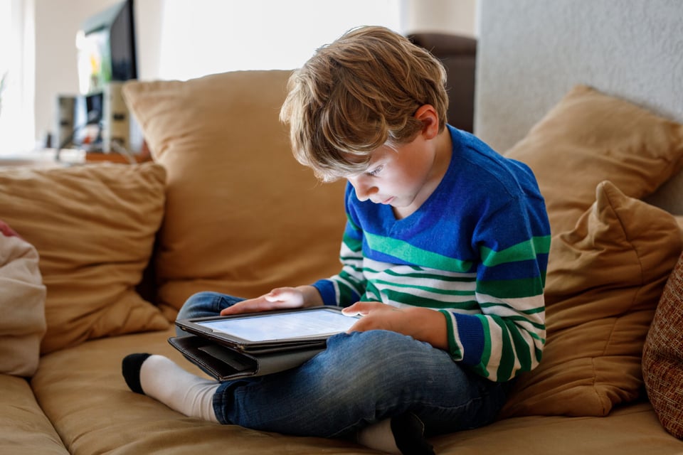 Entre Madres y Doctoras: El tiempo de pantalla en niños featured image