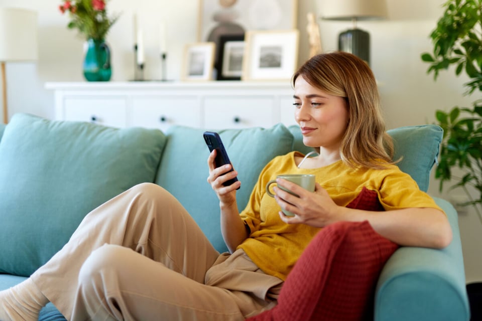 Woman, Telephone, Living Room, MundoNow, Podcast